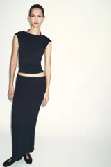 Top sin mangas color marrón topo, de corte ajustado, con cuello redondo y espalda descubierta.