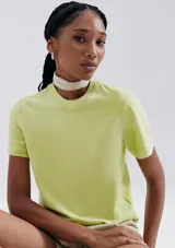 Camiseta verde de algodón de corte recto y mangas cortas.