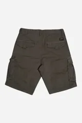 Bermuda cargo de corte clásico en color beige, con bolsillos laterales tipo cargo, cierre de cremallera y botón, y pasacintos.