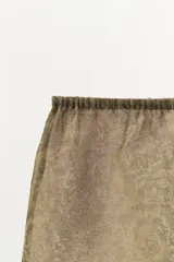 Shorts tiro medio de mezcla de cupro con acabado jacquard y cintura elástica.