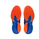 Championes de tenis Asics Court FF 3 Novak Clay, diseñados para alto rendimiento en canchas de polvo de ladrillo. Presentan un diseño en color azul vibrante con detalles en naranja en la suela y el interior, y el logo de la marca en blanco en el lateral.