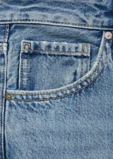 Jeans de tiro medio con diseño recto y clásico de cinco bolsillos, cierre de botón y cremallera, confeccionados en tejido de algodón estilo vaquero.