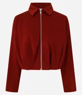 Campera corta en algodón con felpa color bordó, de diseño baloné con cierre frontal metálico y cuello clásico.