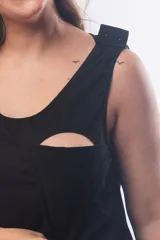 Camisón maternal sin mangas, color negro, con cuello redondo y detalle de botones en los hombros para facilitar la lactancia. Diseño holgado y cómodo.