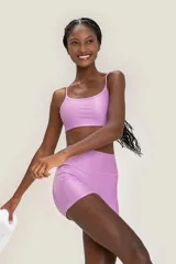 Short deportivo violeta de tiro alto con paneles laterales texturizados y bolsillo lateral.