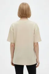 Remera bordó de manga corta y cuello redondo, con diseño holgado y estampado frontal de águila con la inscripción 'Wild West'.