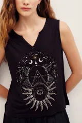 Musculosa de viscosa color blanco, sin mangas, con escote en V decorado con apliques y un gran estampado frontal de temática astrológica en tonos dorados y oscuros.