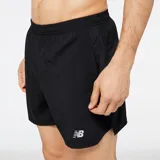 Short deportivo New Balance modelo Accelerate, color negro, con logo reflectante en el lateral y forro interior. Confeccionado en tejido ligero de secado rápido con tecnología NB DRY.