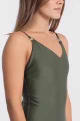 Malla enteriza de color verde militar, con escote en V y tirantes finos decorados con argollas metálicas.