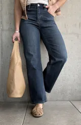 Jean de tiro alto y corte recto, confeccionado en denim azul oscuro con lycra.