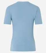 Remera celeste de algodón con cuello redondo y mangas cortas.