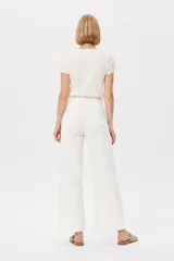 Pantalón jean blanco de corte ancho, tiro alto y diseño liso.