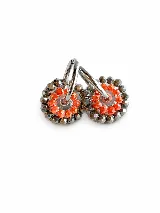Aros argollas de plata con dijes colgantes circulares decorados con cuentas de cristal facetado en tonos naranja y gris.