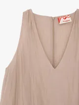 Vestido midi negro de lyocell con acabado arrugado, silueta fluida y amplia, escote en V profundo y detalle de franja de satén en el ruedo.