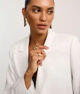 Blazer oversized de viscosa color blanco, con solapas en el cuello y cierre de un botón.