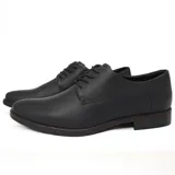 Zapatos de vestir acordonados, color negro, con suela marrón.