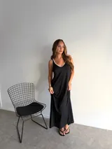 Vestido largo blanco con estampado de lunares negros, escote en V y tirantes finos.