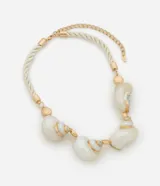 Collar maxi con cordón torcido y colgantes grandes de caracola con detalles dorados.