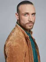 Campera marrón claro de cuero gamuzado, con cierre frontal y cuello mao con broches.