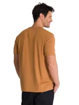 Remera marrón Caterpillar de manga corta y cuello redondo, con estampa frontal gráfica y de texto en color blanco.
