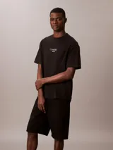 Remera negra de corte relajado, confeccionada en algodón suave y transpirable, con cuello redondo, mangas cortas y logotipo de Calvin Klein Jeans en relieve en el pecho.