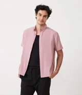 Camisa de hombre color rosa, corte slim, manga corta y cuello camisero.