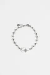 Pulsera de acero quirúrgico plateado, compuesta por una cadena decorada con cuentas facetadas y un dije central ovalado de nácar blanco con una estrella de ocho puntas en relieve.