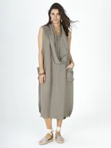 Vestido largo color visón de lino con cuello volcado y bolsillos laterales.