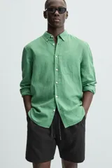 Bermuda de algodón color beige claro, de corte regular fit, con cintura elástica ajustable mediante cordón. Presenta bolsillos laterales y un bolsillo trasero de vivo.