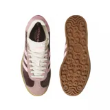 Championes adidas Gazelle Bold con diseño de plataforma triple, confeccionados en gamuza color marrón oscuro con detalles en rosa claro. Presentan las icónicas tres tiras laterales y suela de goma con relieve.