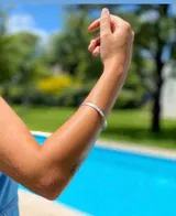 Pulsera rígida plateada con textura martillada.