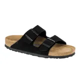 Sandalia Birkenstock modelo Arizona con dos correas ajustables de gamuza negra, hebillas metálicas y plantilla anatómica de corcho.
