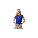 Remera azul klein con textura fruncida en el cuerpo, cuello redondo alto, manga corta y pequeño logo blanco bordado en el centro del pecho.