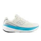 Championes de running New Balance modelo 1080 V15 para mujer, color blanco con detalles en celeste y suela blanca. Presentan capellada de malla transpirable y entresuela con tecnología Infinion.