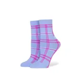 Medias de corte tobillero en color violeta con diseño de cuadros estilo tartán en tonos fucsia y blanco.