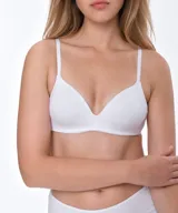 Sostén armado de color blanco, sin aro, con copas preformadas y tirantes finos regulables.