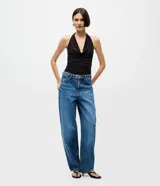 Pantalón de jean Blue Steel modelo baggy, de corte recto y amplio con cintura media. Presenta un lavado uniforme, cierre frontal con botón y cremallera, presillas para cinturón y bolsillos funcionales.