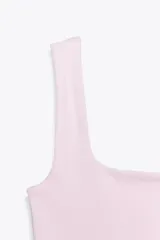 Top corto color marrón oscuro, de corte ajustado, con escote cuadrado y tirantes anchos.