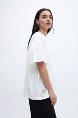 Remera azul marino de corte holgado y mangas cortas.