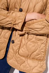 Campera color camel con diseño acolchado, cierre con botones a presión, cuello de piel sintética desmontable, bolsillos delanteros y puños ajustables con lazo.