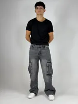 Pantalón de jean gris oscuro lavado, estilo cargo y corte baggy, con múltiples bolsillos laterales y calce holgado.