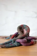 Escultura creada por Paulina Gross, en fieltro húmedo de lana merino y corriedale, con apliques de cáñamo y bambú.