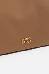 Bolso de mano Bimba y Lola de tamaño mediano, con estructura blanda, doble asa de mano y asa regulable de tejido. Cuenta con cierre de cremallera, detalles metálicos y logo de la marca en el frente.