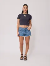 Short de jean azul con roturas y terminaciones desflecadas.