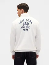 Buzo deportivo de hombre marca Gap, color blanco, con cuello alto y cierre frontal parcial. Presenta el logo de la marca bordado en el pecho.