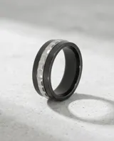 Anillo de acero con banda central plateada texturizada y bordes en esmaltado negro.