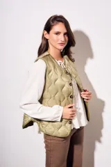 Chaleco verde militar con diseño acolchado y cierre frontal con botones.