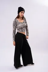 Remera de manga larga con estampado animal print de leopardo, corte crop y escote redondo.