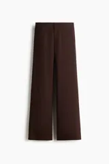 Pantalón sastrero de color marrón oscuro, con diseño de perneras amplias y rectas, de tiro medio con bolsillos decorativos insertados en la parte delantera.