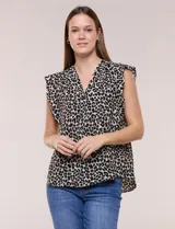 Blusa holgada de viscosa liviana con estampado animal print tipo leopardo, escote en V y mangas casquillo con volados en los hombros.